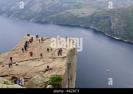 Au bord de la roche pulpit de Preikestolen, Lysefjorden en Norvège Banque D'Images