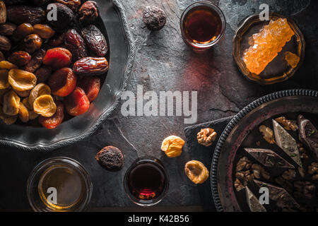 Fruits secs, sucre de raisin et de thé sur ardoise gris horizontal de l'espace libre Banque D'Images