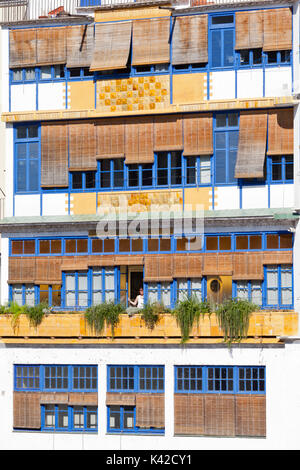 Détail façade médiévale de maisons sur la rivière Onyar, à Gérone, Catalogne, espagne. Banque D'Images