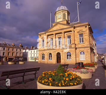 La place de la ville ou de la place du marché avec l'impressionnant hôtel de ville du 1816, Kelso, Scottish Borders Banque D'Images