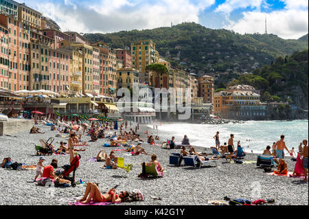 Italie. Ligurie. Le village de pêcheurs de Camogli. Les gens à la plage Banque D'Images