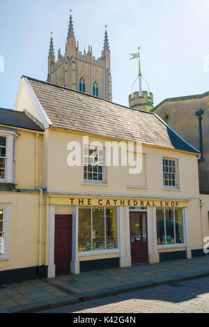 Boutique de bury St Edmunds, vue sur la boutique de la cathédrale sur Angel Hill avec la tour de la cathédrale de St Edmundsbury en arrière-plan, Suffolk Royaume-Uni. Banque D'Images