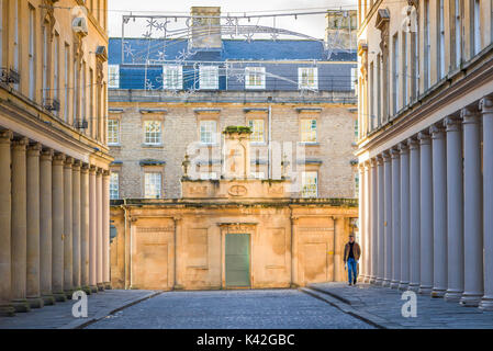 Baignoire UK ville, une double rangée de colonnes néoclassiques la ligne pleine longueur de Bath Street dans le centre de la ville de Bath, Somerset, Angleterre. Banque D'Images