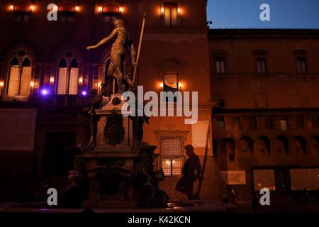 Fontaine de Neptune, orné d'une statue de l'ancien dieu de la mer, à la Piazza Nettuno, la place principale de Bologne, au cours d'une nuit d'hiver, Bologne, Italie Banque D'Images