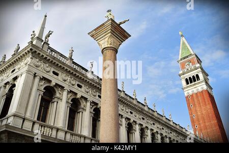 Un ciel tourné à Piazza San Marco, Venise, montrant la Bell Tower et la colonne de Saint Théodore. Venezia, Italie Banque D'Images