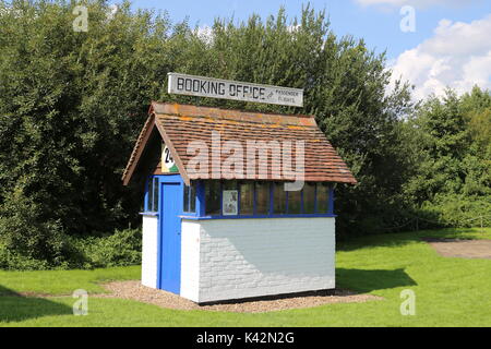 World's first Flight Ticket Bureau de réservation, construit en 1911, le Musée de Brooklands, Weybridge, Surrey, Angleterre, Grande-Bretagne, Royaume-Uni, UK, Europe Banque D'Images