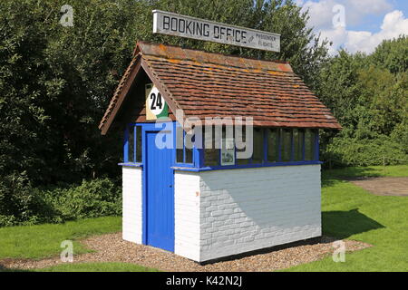 World's first Flight Ticket Bureau de réservation, construit en 1911, le Musée de Brooklands, Weybridge, Surrey, Angleterre, Grande-Bretagne, Royaume-Uni, UK, Europe Banque D'Images