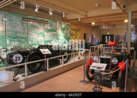 Austin Seven 'Ulster' et MG Midget type M, Club House, musée de Brooklands, Weybridge, Surrey, Angleterre, Grande-Bretagne, Royaume-Uni, UK, Europe Banque D'Images
