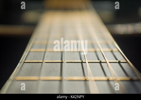 Manche de guitare noir, cordes nylon - selective focus contexte Banque D'Images