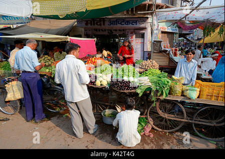 Décrochage du marché aux légumes, Bharatpur, Rajasthan, Inde | Marktstand mit Gemuese, Bharatpur, Rajasthan, Indien Banque D'Images