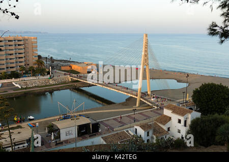 Fuengirola Espagne, Pont piétonne, Puente de la Armada Española traversant la rivière Rio Fuengirola, Andalousie, Espagne. Banque D'Images