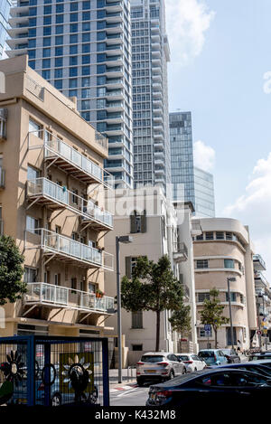 Nouveaux et anciens à Allenby Street, Tel Aviv, Israël Banque D'Images