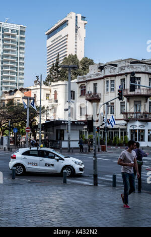 L'angle de la rue Allenby et le Boulevard Rothschild, Tel Aviv, Israël La tour Shalom à l'arrière-plan Banque D'Images