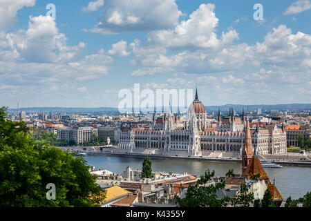 Vue sur le bâtiment du parlement hongrois de Pest du quartier du château à travers le fleuve Danube, Buda, Budapest, capitale de la Hongrie, de l'Europe centrale Banque D'Images