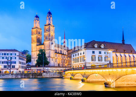 Zurich, Suisse. Vue sur le centre-ville historique avec sa célèbre église Grossmunster, sur la Limmat. Banque D'Images