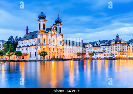 Lucerne, Suisse. Église des Jésuites le long de la rivière Reuss, dans la vieille ville. Banque D'Images