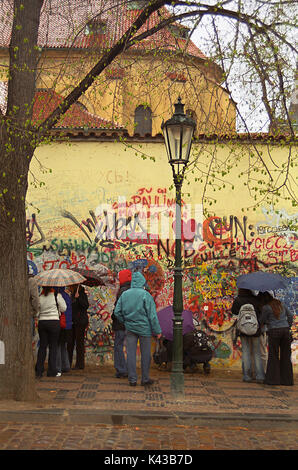 Partie de la Mur John Lennon, Velkopřevorské náměstí (Grand Prieuré Square), Malá Strana, Prague, République Tchèque Banque D'Images