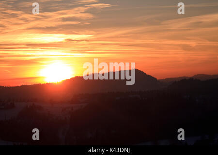 Coucher de soleil sur les Beskids moraves–Silésie. Banque D'Images