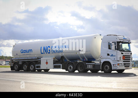 FORSSA, FINLANDE - septembre 1, 2017 : Scania semi remorque de Gasum ADR pour le gaz naturel liquéfié sur une distance d'arrêt du chariot en Finlande. Le GNL est prédominant Banque D'Images