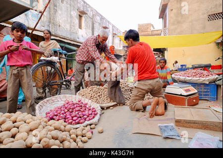 Stand avec pommes de terre et les oignons, Bharatpur, Rajasthan, Inde | Marktstand mit Kartoffeln und Zwiebeln, Bharatpur, Rajasthan, Indien Banque D'Images