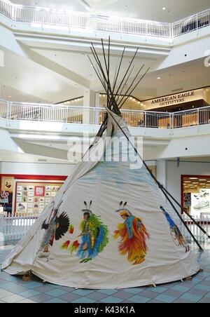 Une réplique d'un Native American Indian tipi, à l'affiche au centre commercial Mall of America à Bloomington, Minnesota, USA. Banque D'Images