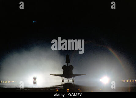 La NASA Navette spatiale Columbia terres au Centre spatial Kennedy après son retour de sa mission STS-93, le 23 juillet 1995 à Merritt Island, en Floride. (Photo de la NASA par Planetpix) Banque D'Images