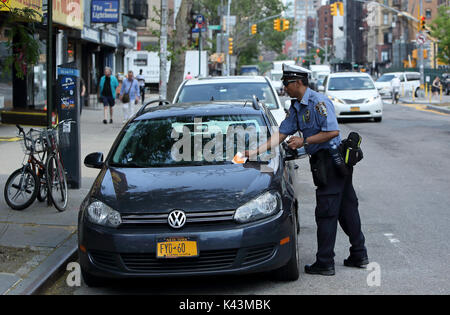 Un département de la Police de New York de la circulation des billets une voiture à New York, New York le 19 mai 2017. Banque D'Images