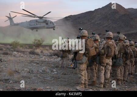 Des soldats américains d'attendre à bord d'un Corps des Marines américains CH-53E Super Stallion hélicoptère au Marine Corps Air Ground Combat Center Twentynine Palms 6 juin 2016 dans Twentynine Palms, California. (Photo par Timothy Valero par Planetpix) Banque D'Images