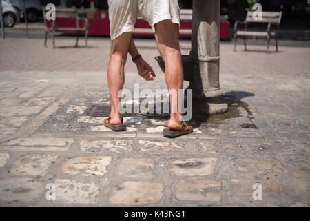 Une très vieille fontaine dans la ville de Mola di Bari, Pouilles, Italie Banque D'Images