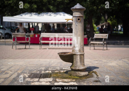 Une très vieille fontaine dans la ville de Mola di Bari, Pouilles, Italie Banque D'Images