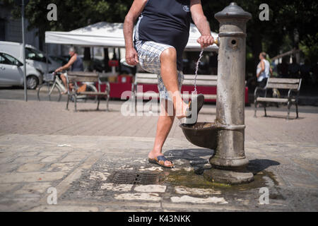 Une très vieille fontaine dans la ville de Mola di Bari, Pouilles, Italie Banque D'Images