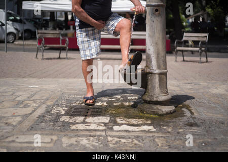 Une très vieille fontaine dans la ville de Mola di Bari, Pouilles, Italie Banque D'Images