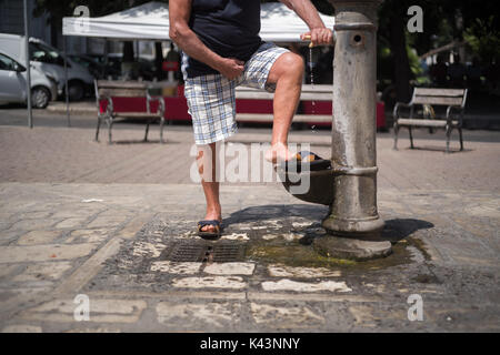 Une très vieille fontaine dans la ville de Mola di Bari, Pouilles, Italie Banque D'Images