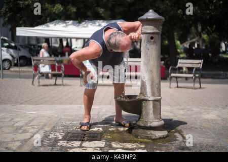 Une très vieille fontaine dans la ville de Mola di Bari, Pouilles, Italie Banque D'Images