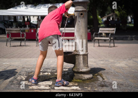 Une très vieille fontaine dans la ville de Mola di Bari, Pouilles, Italie Banque D'Images