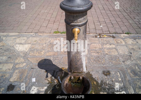 Une très vieille fontaine dans la ville de Mola di Bari, Pouilles, Italie Banque D'Images