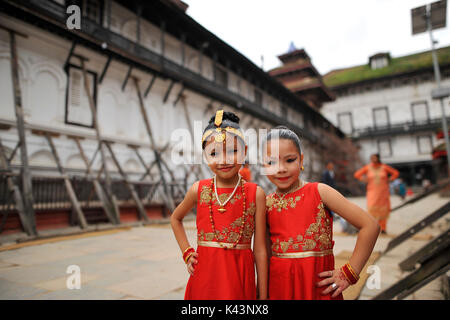 Katmandou, Népal. 08Th Sep 2017. Les jeunes filles népalaises usurper comme Kumari déesse vivante ou participer au cours de la célébration de Kumari puja à Basantapur Durbar Square, Katmandu, Népal le lundi, Septembre 04, 2017. Au total, 108 jeunes filles de moins de neuf ans se sont réunis pour la Kumari puja, une tradition de l'adoration, qui croit faire enregistrer les petites filles à partir de la puja, les maladies et la mauvaise chance à l'avenir. Credit : Narayan Maharjan/Pacific Press/Alamy Live News Banque D'Images