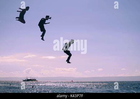 Saut de falaise/ Cliff Diving à Panglao, Bohol, Philippines. Banque D'Images