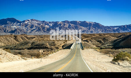 Vue sur la route des terres arides du Nevada en hiver Banque D'Images