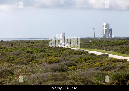 Système de lancement spatial de la NASA (SLS) rocket propulsion cryotechnique (stade provisoire PIC) est transporté depuis l'Alliance du Centre d'opérations de lancement Delta pour le Centre spatial Kennedy Space Station Processing Facility 26 Juillet, 2017 à Merritt Island, en Floride. Le PIC va donner des in-space propulsion pendant le premier vol d'essai de l'engin spatial Orion pour mission d'exploration-1. (Photo de Kim Shiflett par Planetpix) Banque D'Images