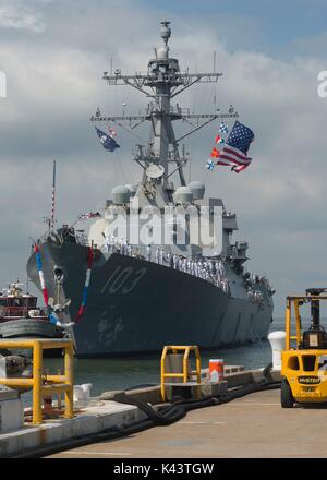 Les marins américains homme les rails de la marine américaine de la classe Arleigh Burke destroyer lance-missiles USS Truxtun comme le navire moors à la base navale de Norfolk le 21 août 2017 à Norfolk, en Virginie. (Photo par le MSSC Cameron Stoner par Planetpix) Banque D'Images