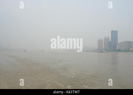 La vie de la rivière Jaune, Wuhan, le smog Banque D'Images