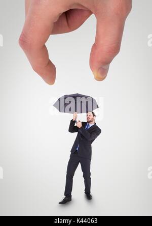 Digital composite de grande main essayant d'attraper une petite peur business man Banque D'Images