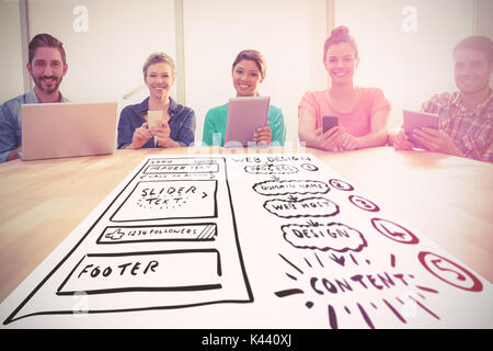 Processus de conception Web à l'égard des collègues créatifs avec ordinateur portable et tablette numérique smiling at camera Banque D'Images