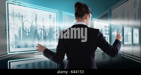 Vue arrière de l'écran numérique d'imagination à l'aide de man contre l'image numérique de business graphiques et tableaux en 3d Banque D'Images