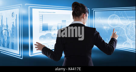 Vue arrière de l'écran numérique d'imagination portrait de droit contre les schémas électriques en 3d Banque D'Images