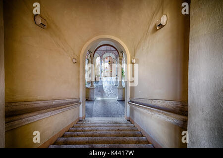 Escaliers d'arch et de colonnes, merveilles d'architecture des anciens bâtiments de Sienne, ville médiévale de Toscane, Italie Banque D'Images