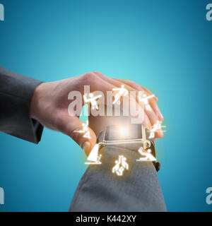 Businessman checking smart watch vignette bleue contre l'arrière-plan Banque D'Images