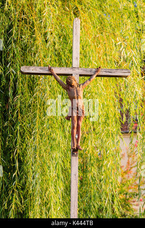 Un crucifix sur la croisée des chemins dans le Dordogne, Mouzens, France Banque D'Images