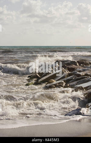 MARINA DI MASSA, ITALIE - 17 août 2015 : Les vagues s'écraser dans les rochers à Marina di Massa, Italie Banque D'Images